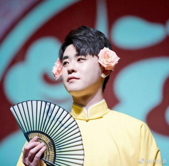 小辫儿张云雷晒自拍，工作后台不忘拍照，粉丝