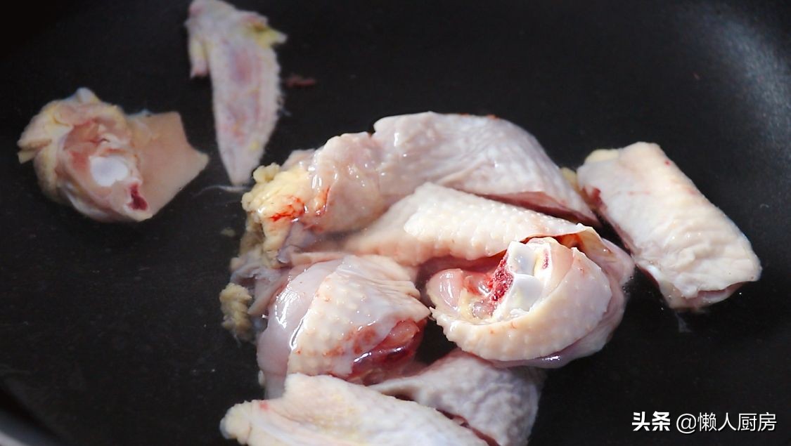 碰到這椰子別手軟，價格便宜，人人吃得起，塞進一隻雞，解饞