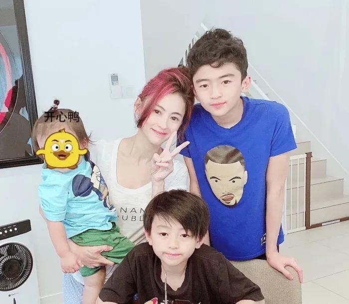 张柏芝晒早年和二儿子互动视频，小Q分享自己掉牙趣事，太逗了