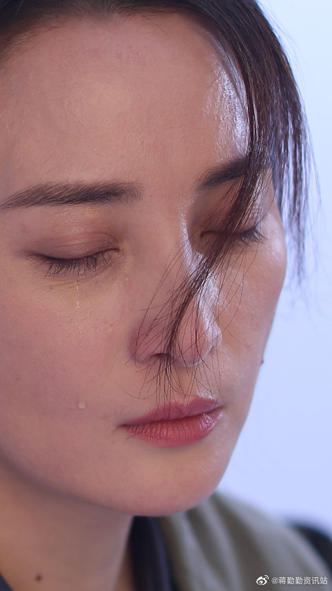 45岁蒋勤勤落泪美上热搜 果然演过琼瑶剧都是“