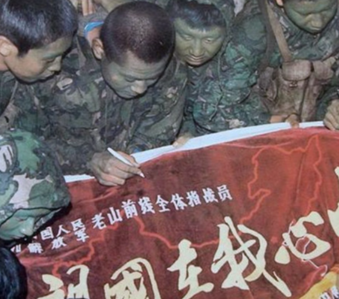 他用7发手枪子弹与敌周旋6天，死后遗体被封入水泥，只剩一只头骨