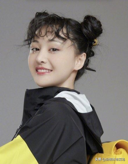 郑爽的海报曝光，“泡面头”造型好减龄，看起