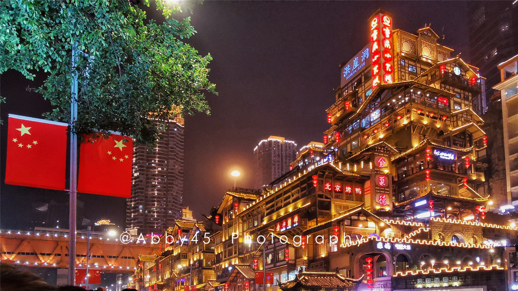 到山城重庆旅游，要感受8D魔幻城市魅力，这些地方千万别错过