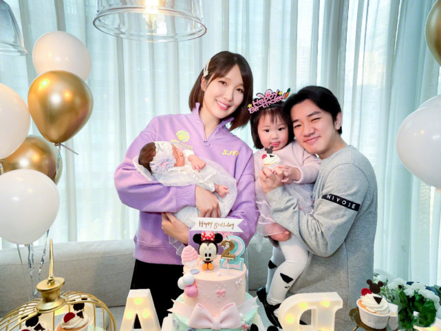 王祖藍曬全家福慶二寶滿百天，妹妹長相隨媽，姐姐笑起來超像爸爸