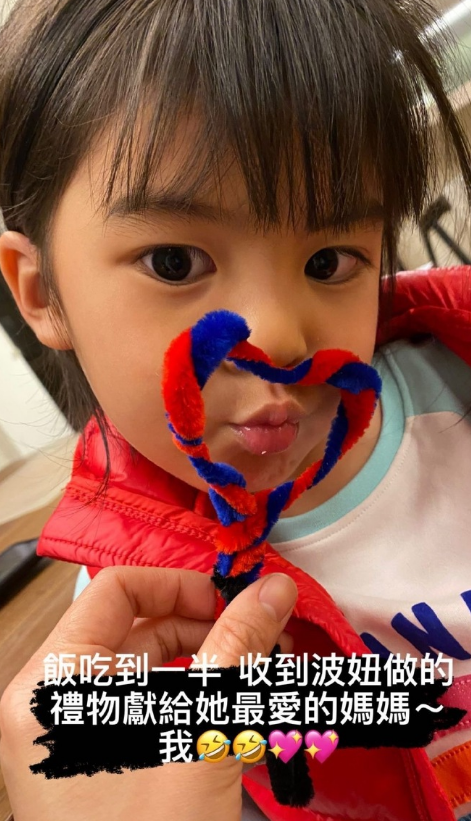 贾静雯4岁女儿波妞给妈妈做礼物，并嘟嘴献吻，颜值解封越长越美