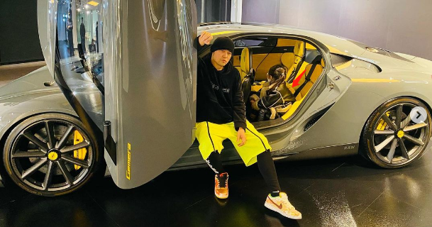 周杰倫與女兒坐豪車同框，5歲小周週紮馬尾穿皮衣，時尚感十足