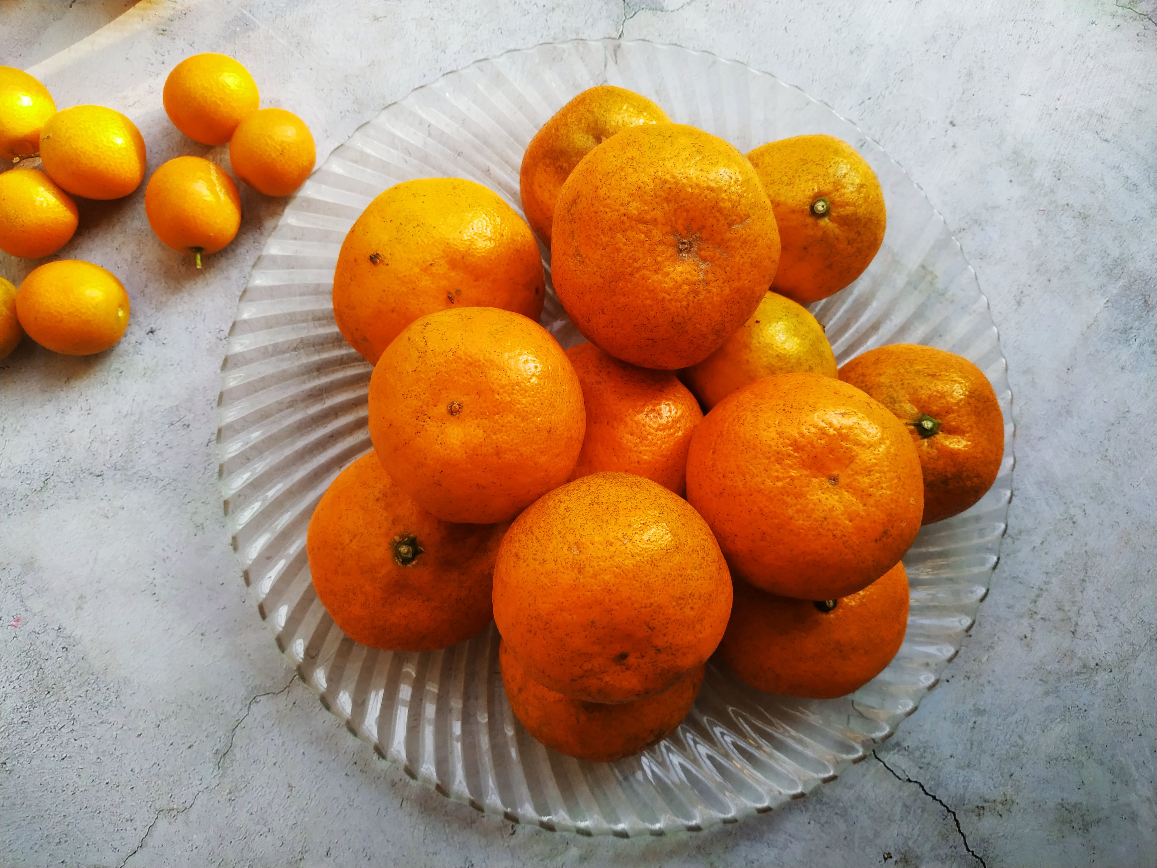 买橘子时，专挑“母的”买，果肉香甜汁多，一挑一个准