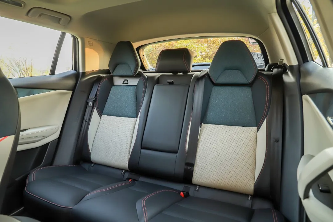 空间,都有一定的余量,虽算不上宽敞,不过以小型suv的标准来说,领克0