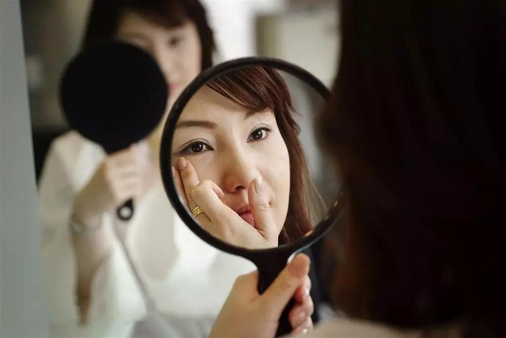 Psychology People who often look in the mirror actually have psychological problems? iMedia