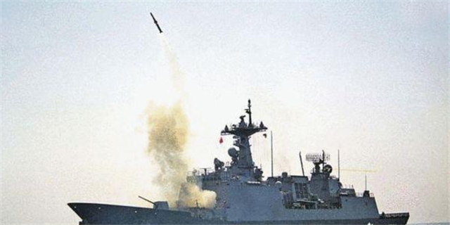 核潜艇和驱逐舰相距五十海里同时发现对方，谁