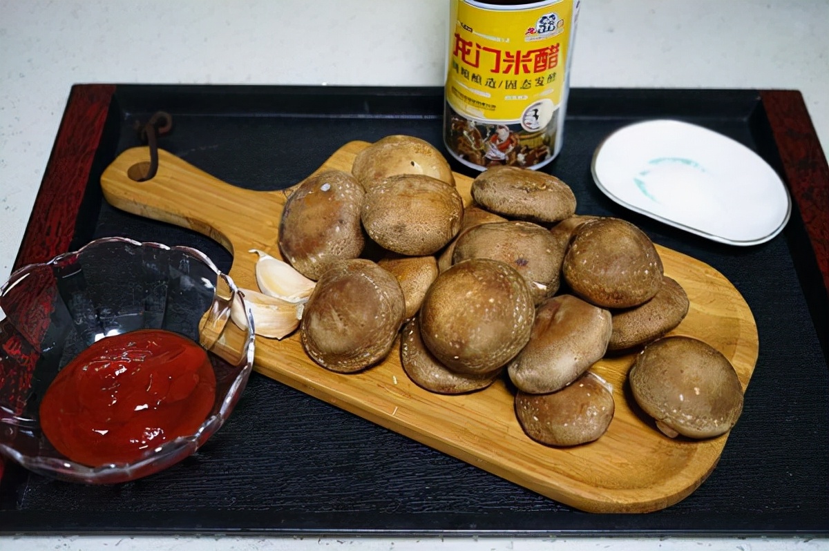 The shiitake mushrooms are made into sweet and sour shiitake mushroom