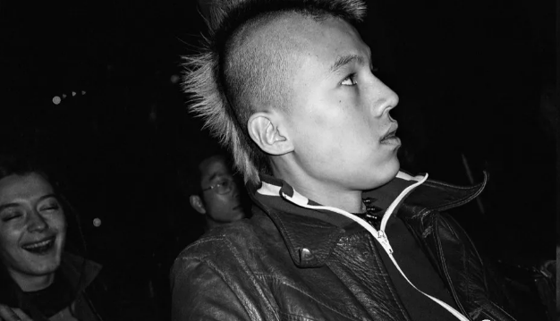 周迅离婚引热议，27年恋爱史不输情敌王菲，天后