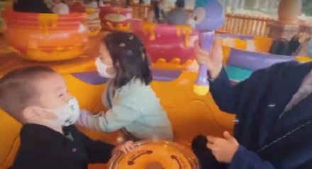 迪士尼五週年，星二代云集：孫莉女兒穿漢服，楊威曬雙胞胎姐妹花