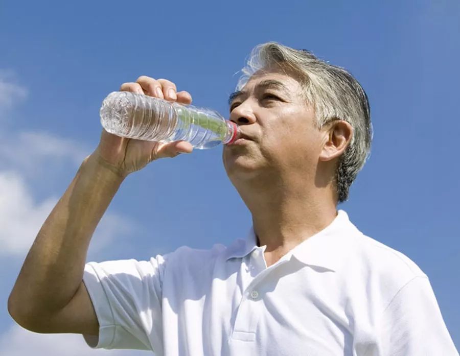 喝水越多对肾脏的损害就越大？让医生告诉你，怎么喝水才不伤肾