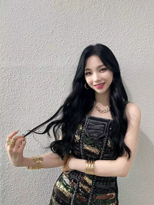 出道六年也才21岁!韩网对Yeri和 Karina年龄差超惊讶