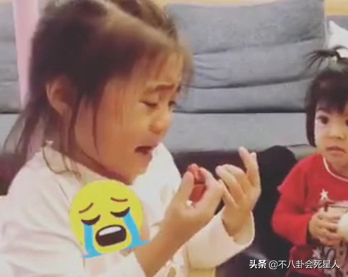 波妞成最严肃星二代，拍照不笑还爱皱眉头，才两岁就能打哭咘咘