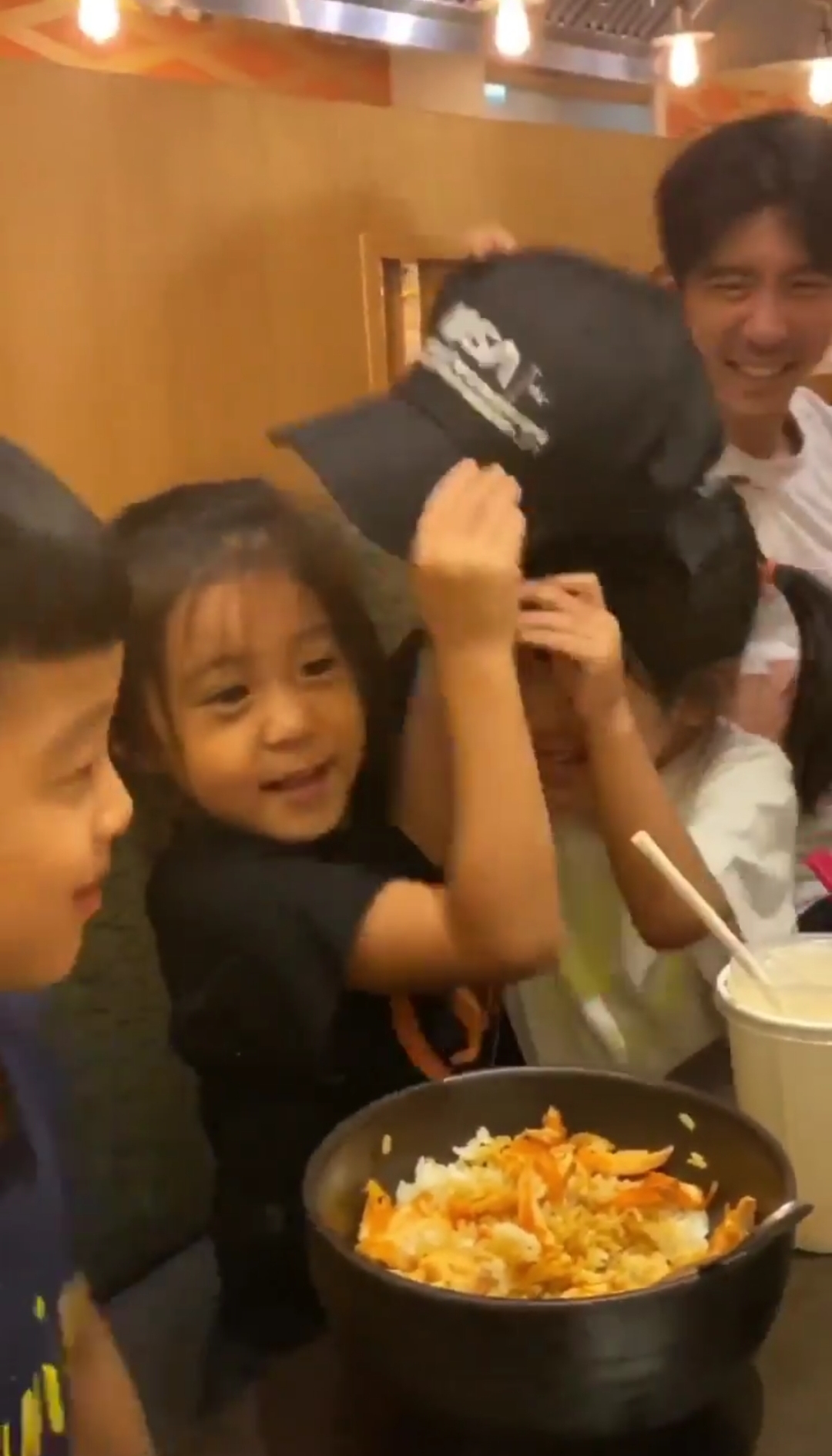 修杰楷陈建州一起带娃，咘咘求亲亲，飞飞却只想举高高，不解风情