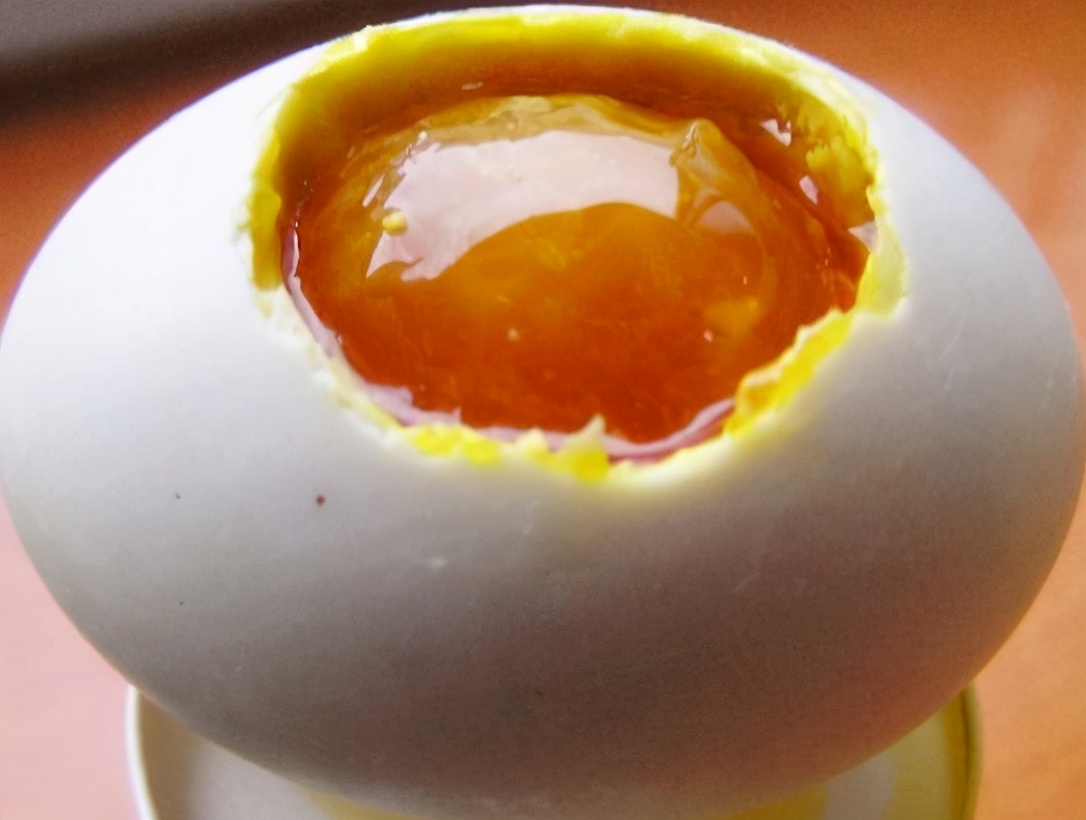 Preserve the salted duck eggs, treat them with 2 items and put them in