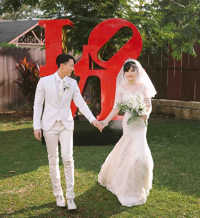 吳尊全家聚餐意外露富，豪宅超大帶花園泳池，女兒顏值赶超媽媽