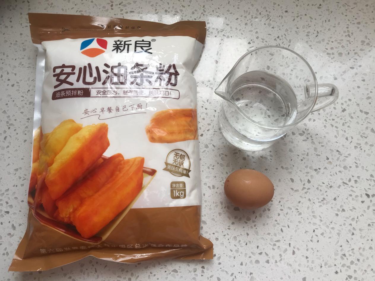 想吃油条不用出去买，自己在家也能做，干净卫生没有添加
