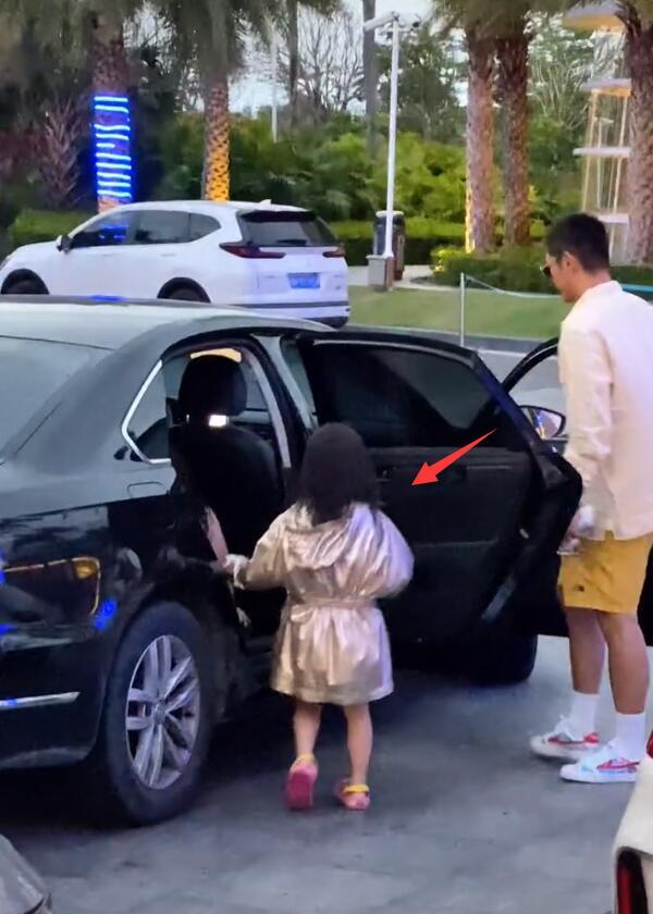 杜江和霍思燕一家出遊，神秘小女孩再現身，露側臉與霍思燕熱聊