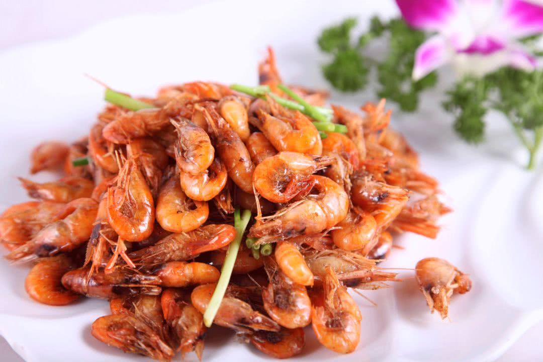 Sautéed small river prawns in oil, simple and crispy, delicious, served ...