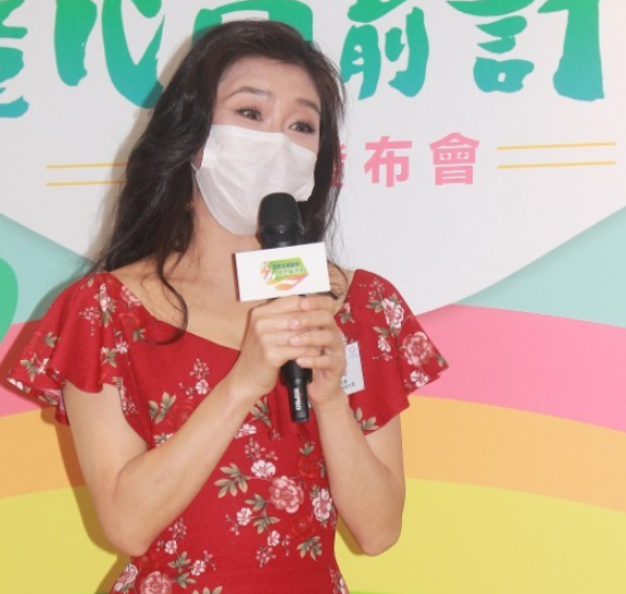 50岁不老女神张慧仪复工赚医药费，大赞养子十分懂事帮忙做家务