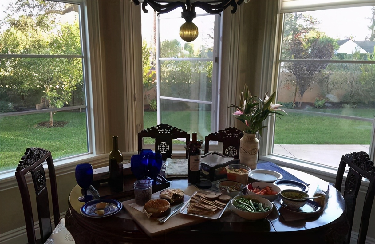 郎平三百平豪宅曝光，中西结合好奢华，屋外被草坪环绕有专属菜园