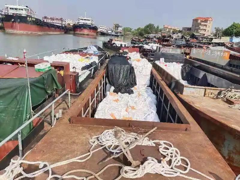 凌晨出击！警方缴获464吨走私冻品！18艘船舶