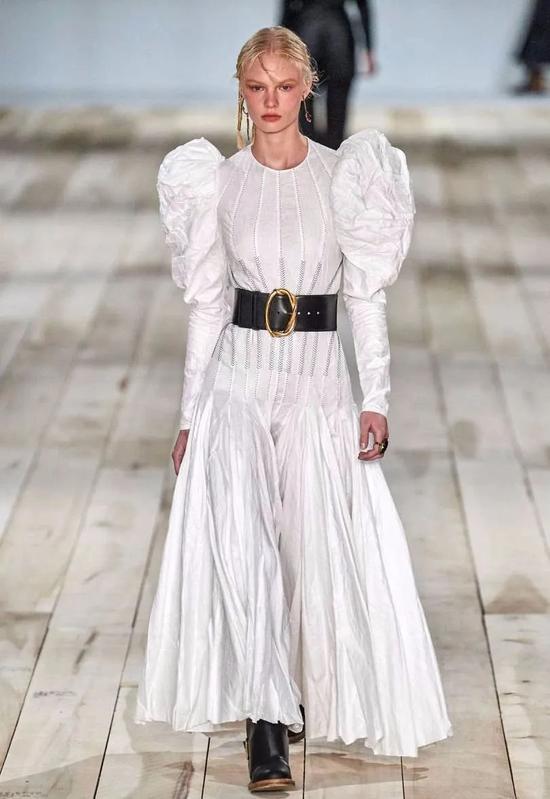 张含韵翻红后真会穿，泡泡袖配大红裙减龄又好