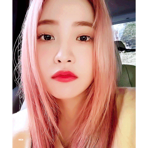 这位女团爱豆的粉发真的是legend呀