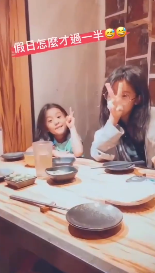 修傑楷曬仨女兒假日日常，咘咘假笑拍照，波妞變小調皮吃成表情包