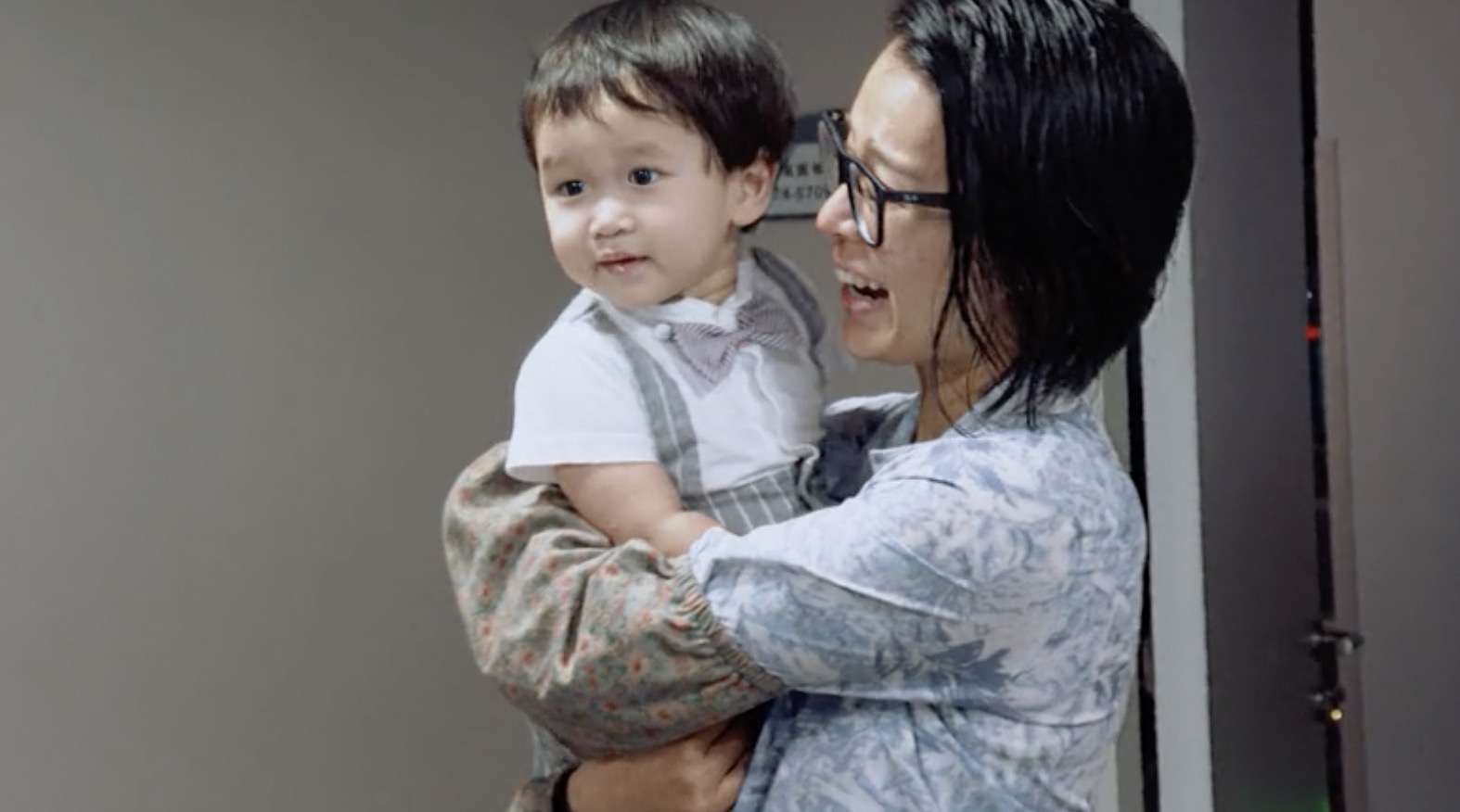 胡杏儿两个儿子视频聊天，同款笑容超治愈，五官相似像在照镜子