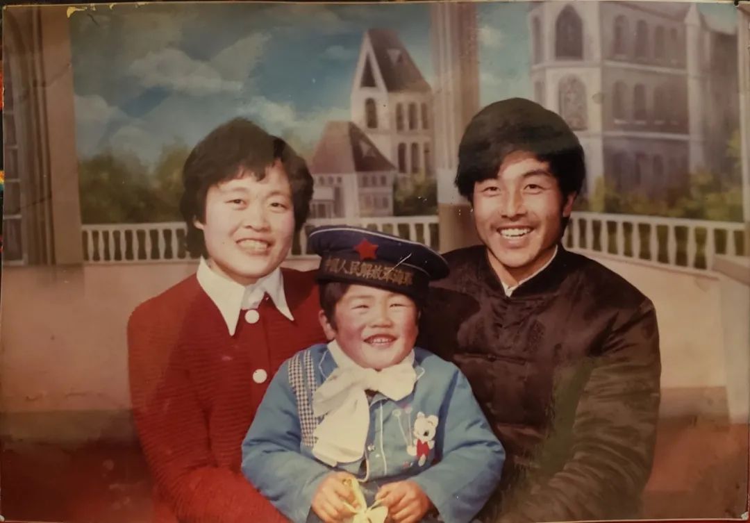 退伍后，那位初中学历的士官当了导演