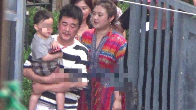 沈腾近况曝光，携妻儿与老友聚会，王琦腹部微微隆起引猜测