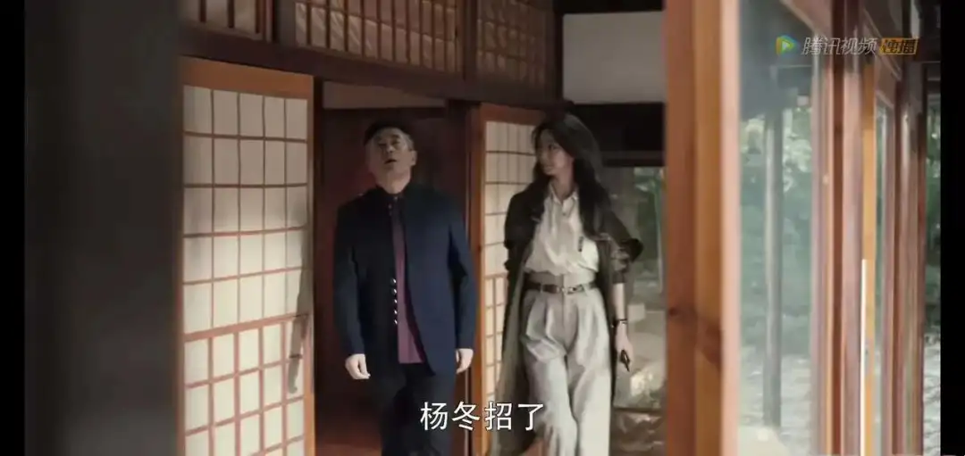 不愧是孙红雷老婆，穿一身白霸气十足，《扫黑风暴》演反派太绝