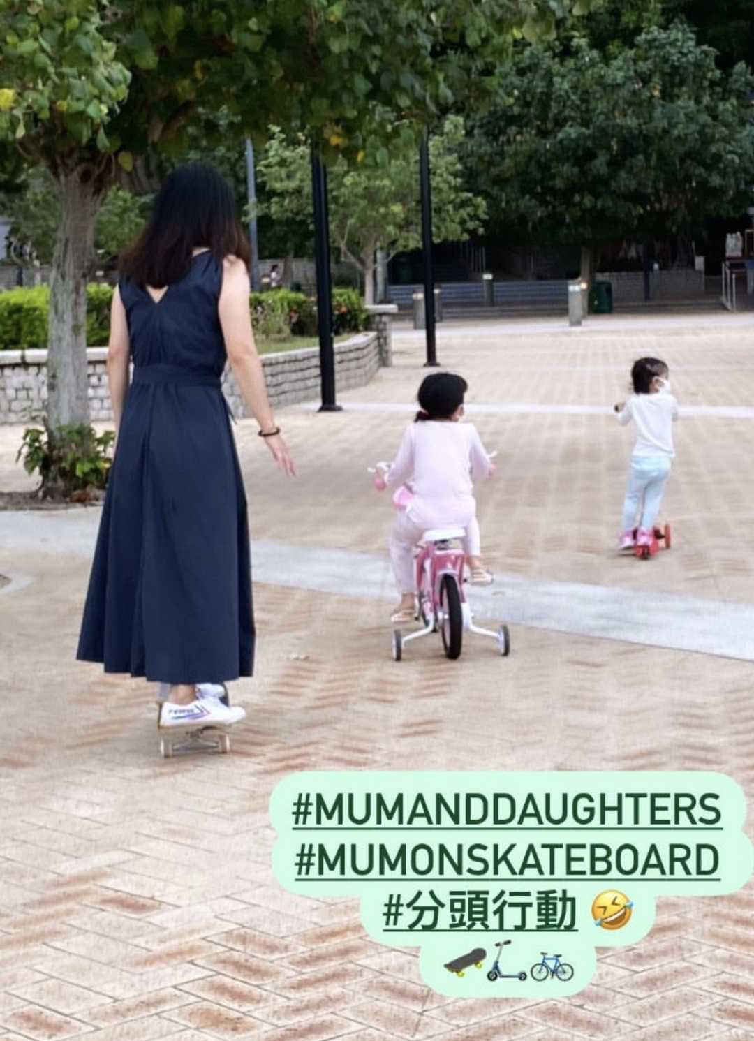 42岁霍启刚晒全家福庆生，携妻儿骑单车并表白：有你们便足够