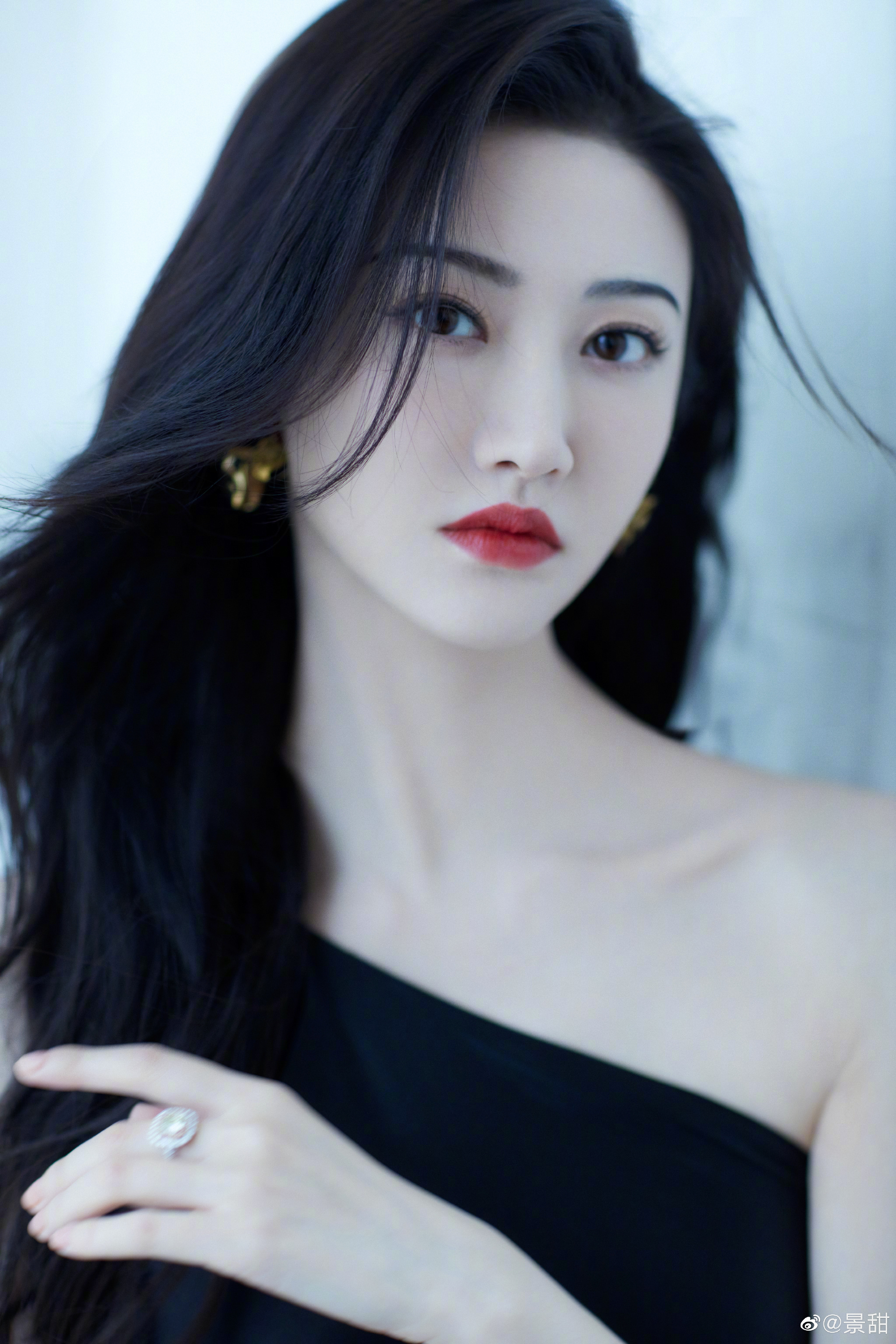 Photos-Jing Tian's graceful figure in a little black dress shows a ...