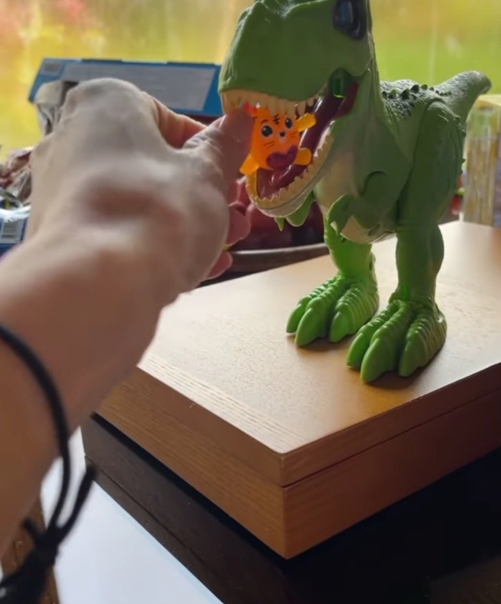 張柏芝曬合影，兩個兒子開心比耶，母子三人清一色大長腿太出眾