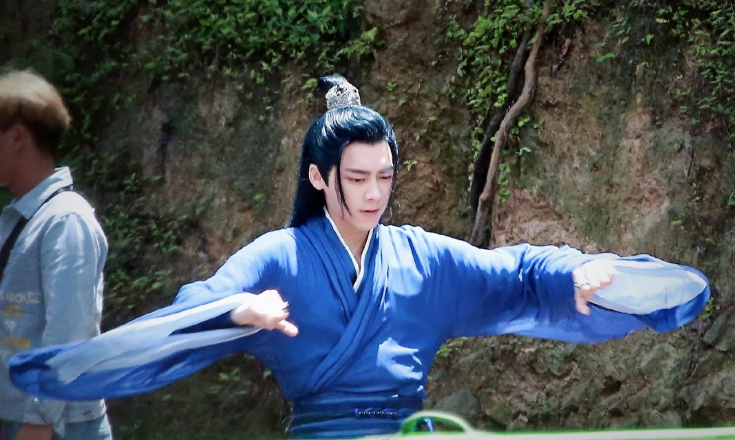 李易峰新剧《镜双城》已有路透，演员阵容强大