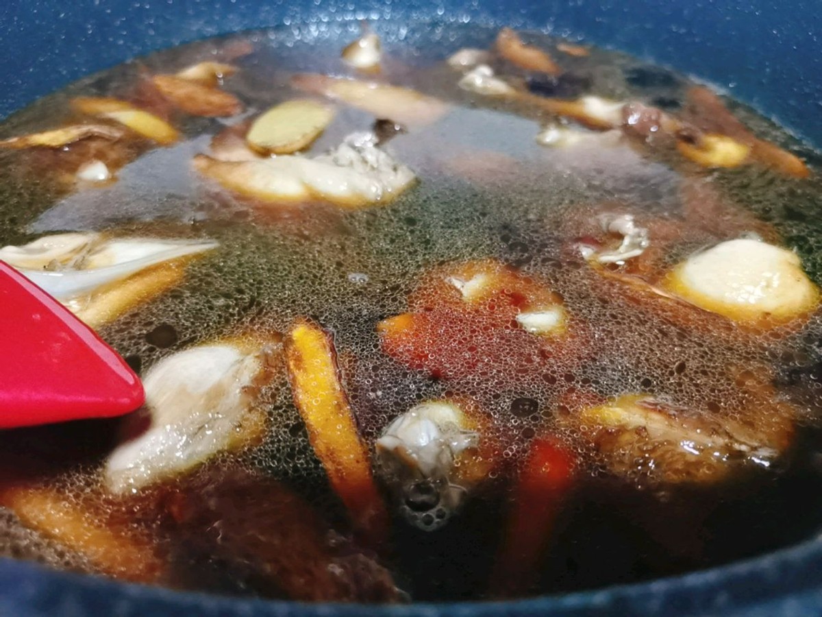 老姜和鸭肉一起炖煮，营养滋补，鲜美入味，好吃到舔手指