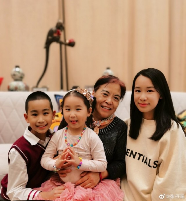 趙文卓一家為管家慶生，送家中倆保姆各一枚珠寶項鍊，當家人對待