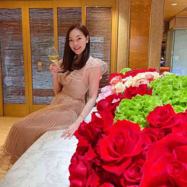富士康老板娘罕秀恩爱，与70岁老公喝香槟庆结婚13年，仍想拼4胎