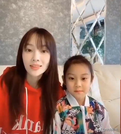 贾乃亮现身李小璐住所，首次被拍同框画面，陪甜馨玩耍关系缓和