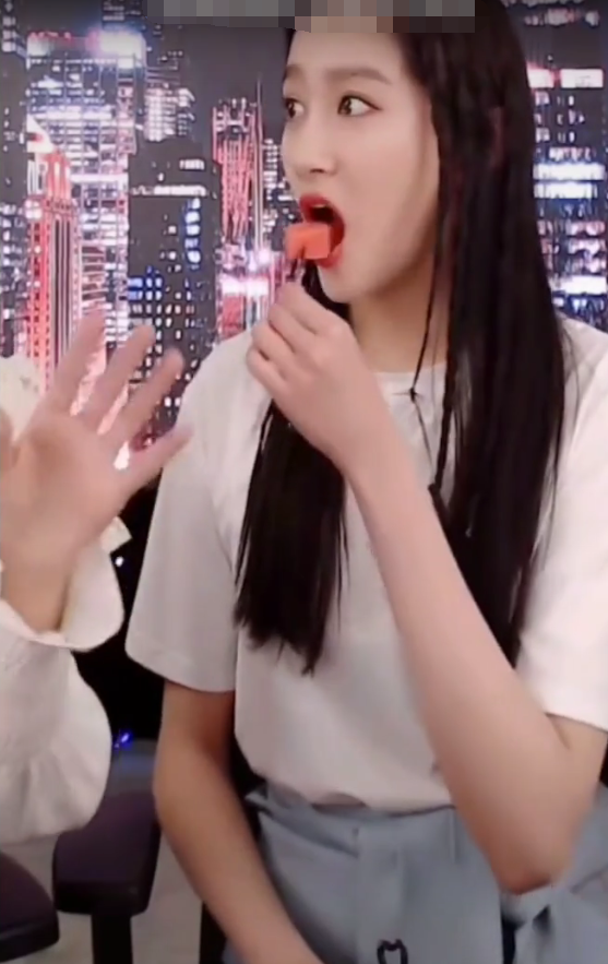关晓彤直播吃西瓜，谁注意她把叉子放在哪儿了