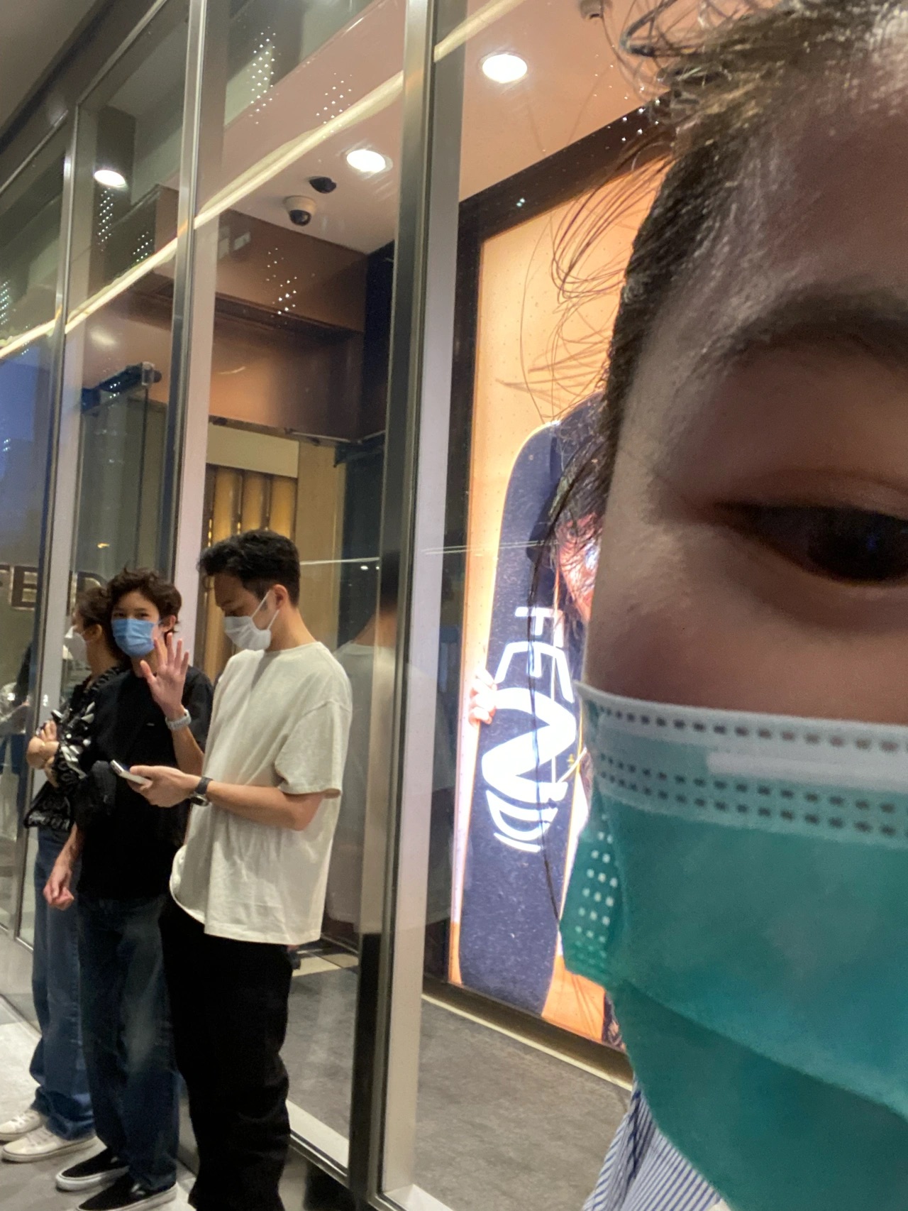 偶遇袁咏仪一家三口逛街，张智霖被赞亲民，魔童见镜头挥手打招呼