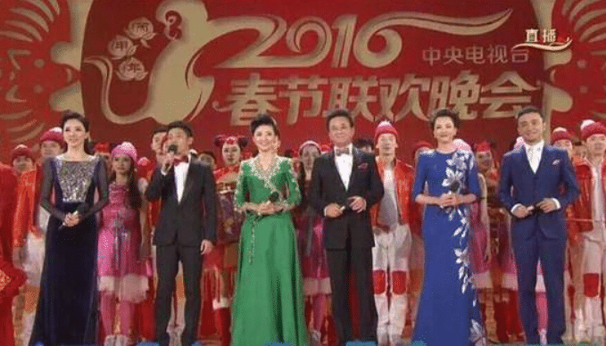 34岁离婚36岁嫁入豪门，央视第一美女51岁高调复