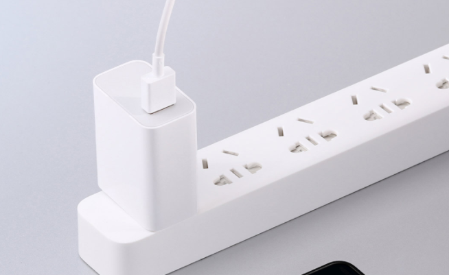 小米充电器VS小黄人方糖Pro，谁才是iPhone13系列的标配？