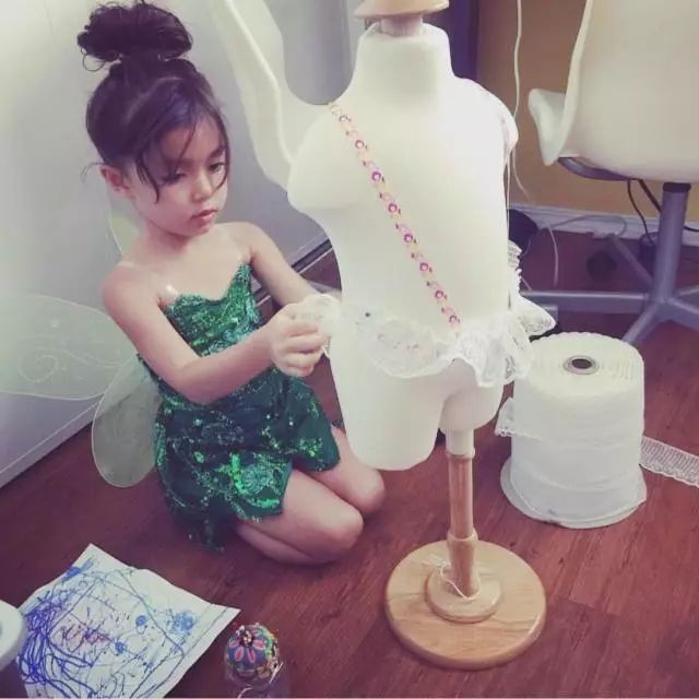 To realize princess dream of the daughter, play essence old father with one's own hands tailor about a hundred " blackart " skirt explodes sth resembling a net of network of fire