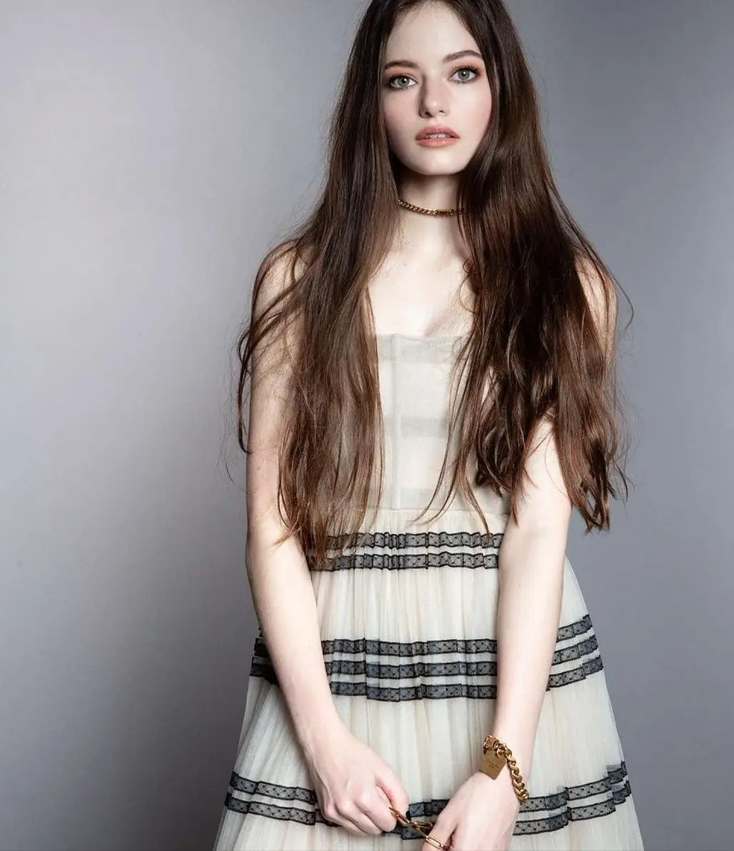 “暮光之城”那个小女孩如今已经21岁了，昔日的